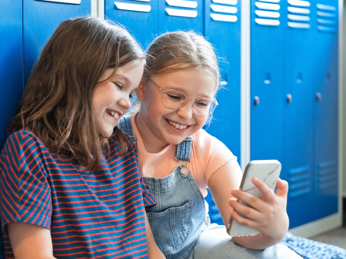 Telefoon de hele schooldag weg? Kabinet wil strengere regels vanaf 2027