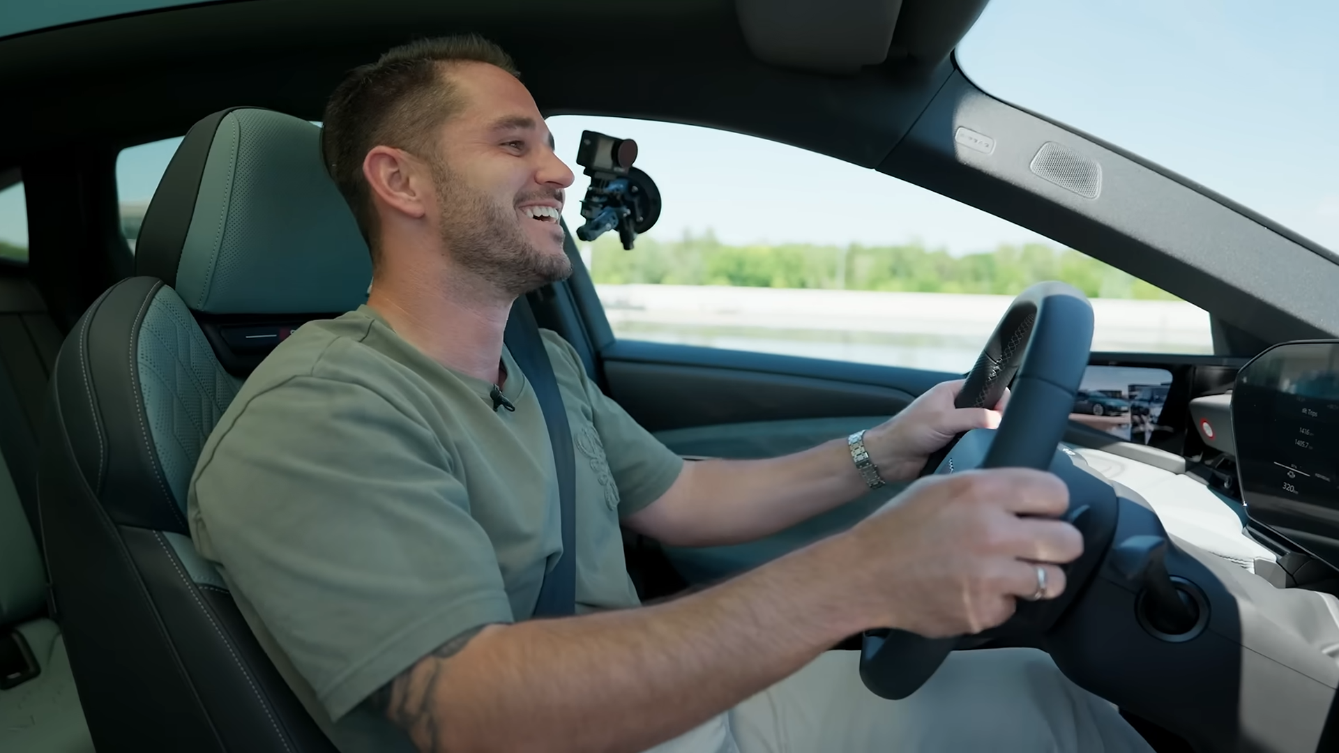 Können Influencer einen Formel 1 Fahrer im Audi besiegen?