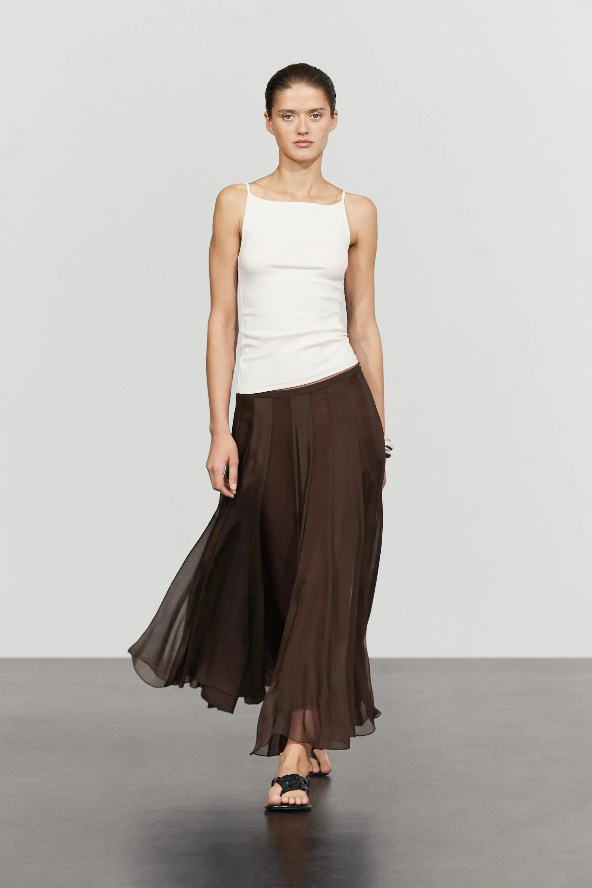 Massimo Dutti lanza las faldas midi fluidas más favorecedoras para ...