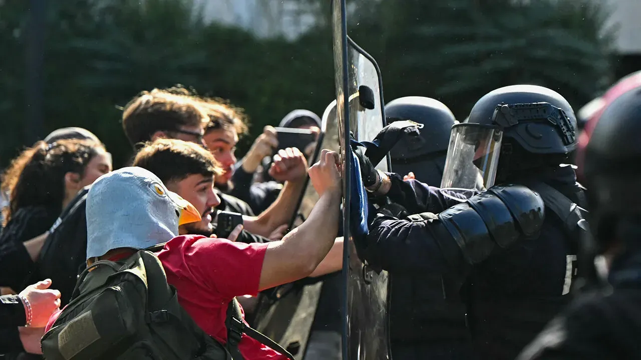 La polizia francese è sotto accusa per aver inferto agli studenti ...