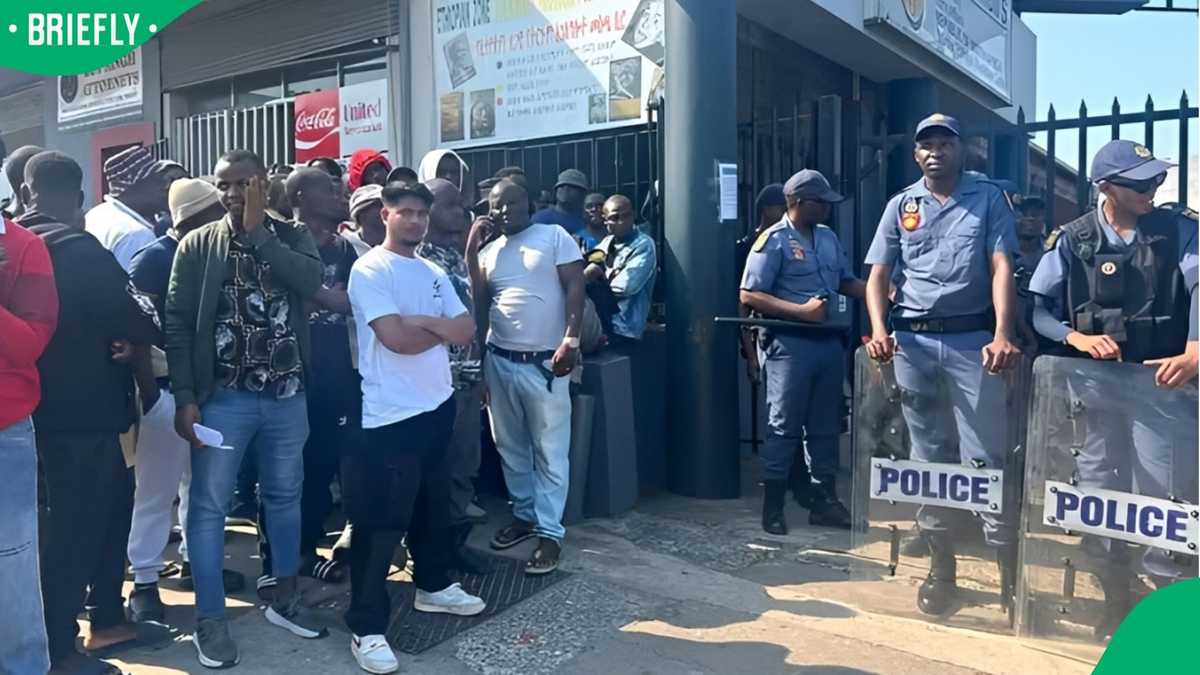 Hundreds of asylum seekers gather outside Refugee Reception Centre ...