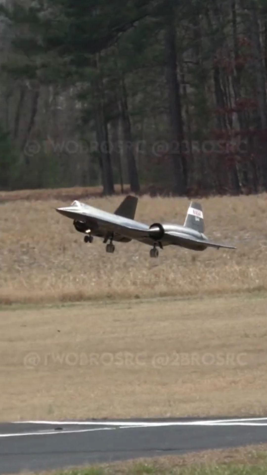 SR-71 Blackbird landing shows remarkable RC flight control