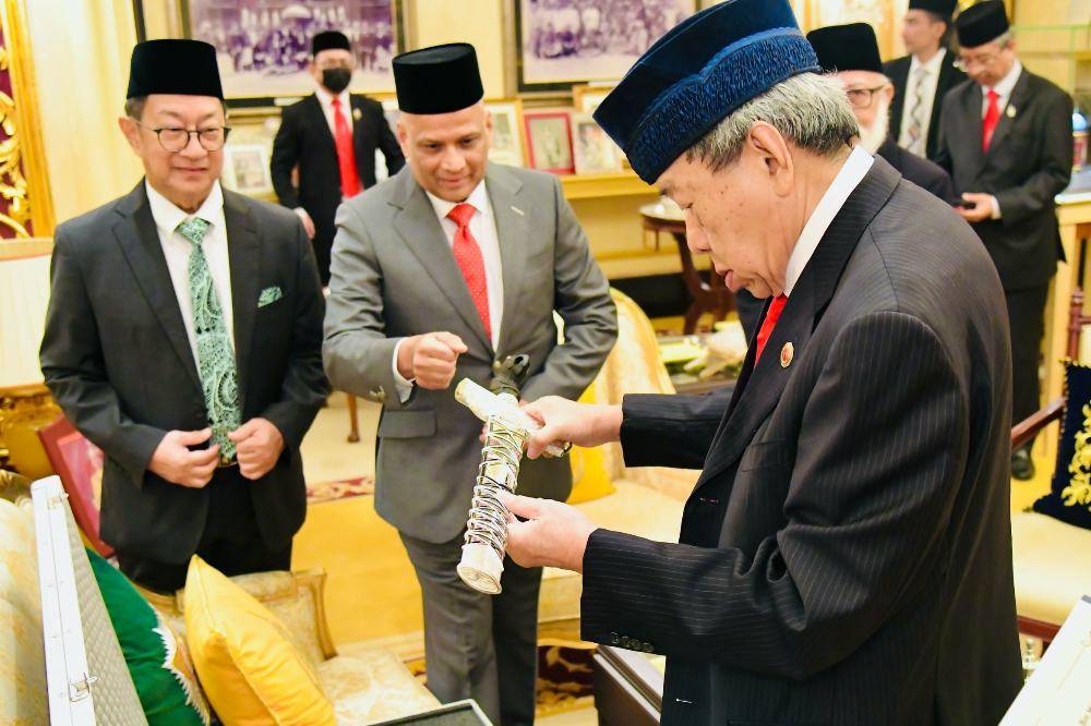 Sultan Sharafuddin receives Keris Jubli Perak marking 25 years on ...