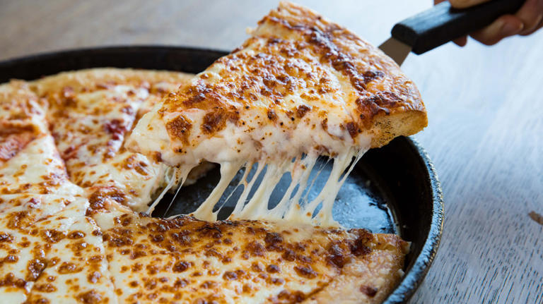 The easy Pizza Hut ordering trick for a basic pepperoni pizza with ...