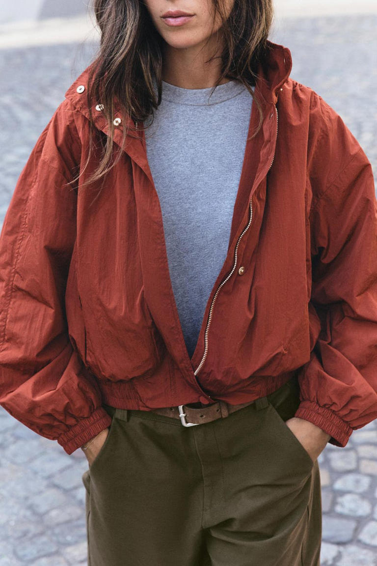 Ni marrón, ni amarillo: el inesperado color de moda es el rojo teja y ...