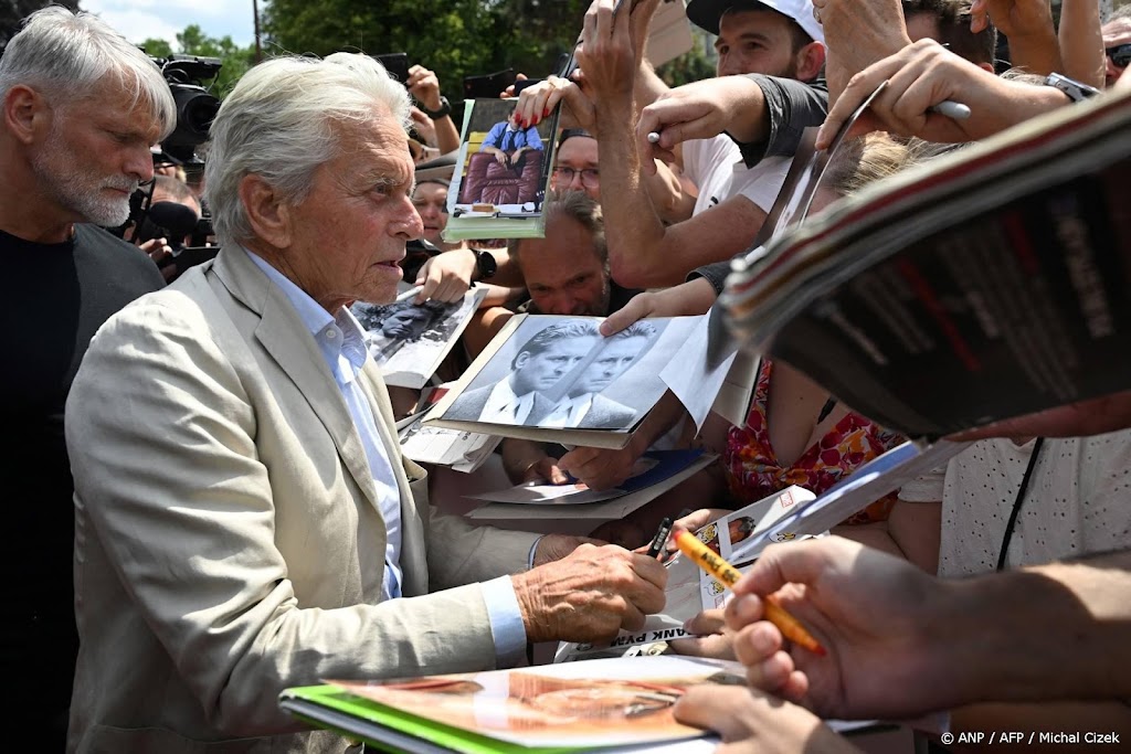 Michael Douglas claimt dat actrice Debra Winger hem heeft gebeten