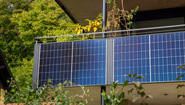 DIYer asks if balcony solar batteries can keep a 1,200-watt plug-in ...