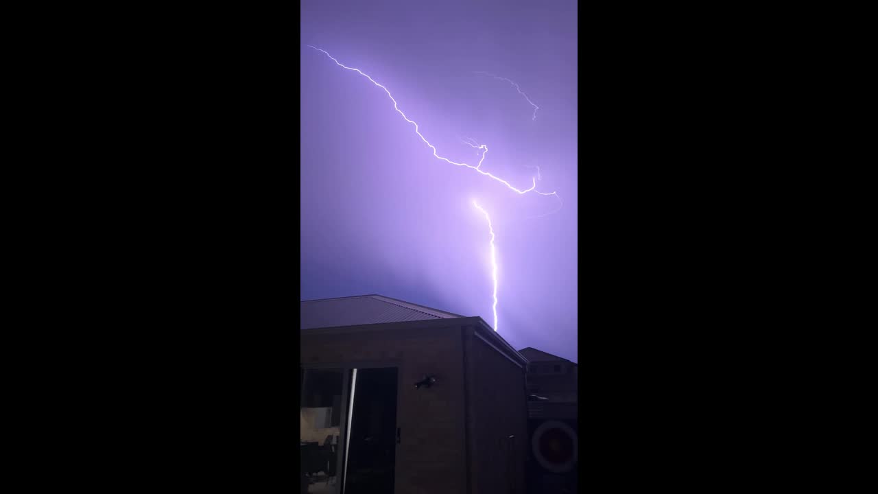 Intense thunderstorm produces spectacular lightning over Perth, Australia