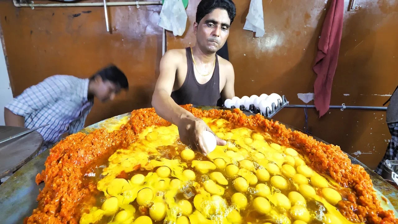 Making a giant batch of Indian scrambled eggs with 400 eggs in Mumbai