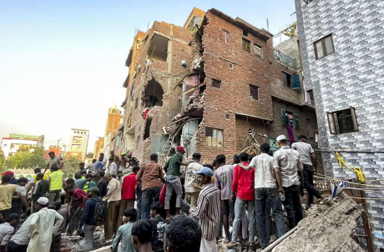 Seemapuri building collapse: Rubble from 5-storey building buries ...