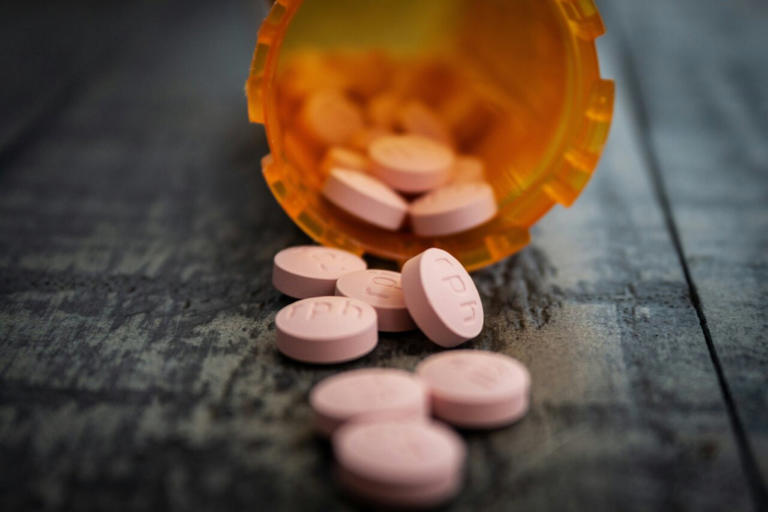 Years of opioid use do not improve chronic back pain, study finds