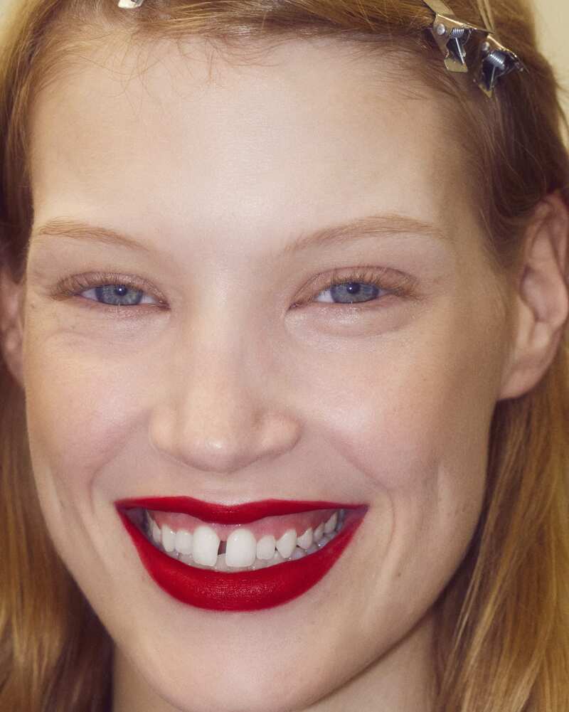 Nel beauty backstage di Chanel PE 2027 tra palpebre Gris Paris e labbra ...