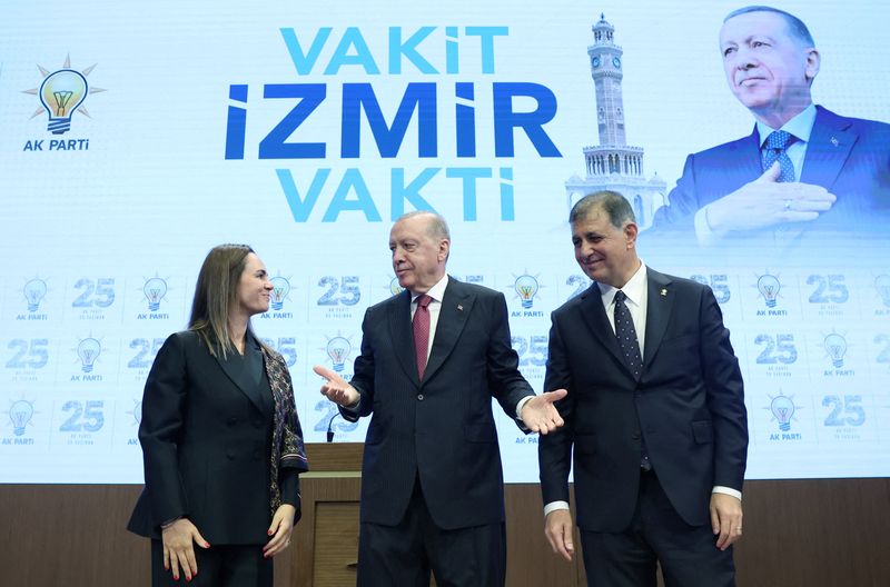 Mayor of Turkey's secular stronghold Izmir joins Erdogan's party