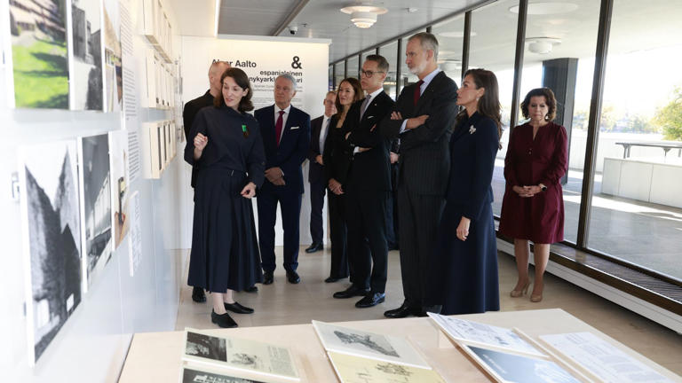 Los dos guiños del último 'look' de Letizia en Helsinki: un tesoro ...