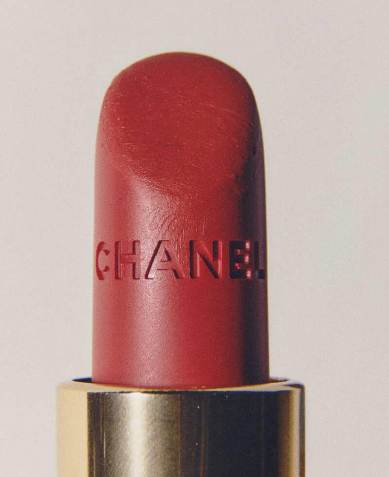 Nel beauty backstage di Chanel PE 2027 tra palpebre Gris Paris e labbra ...
