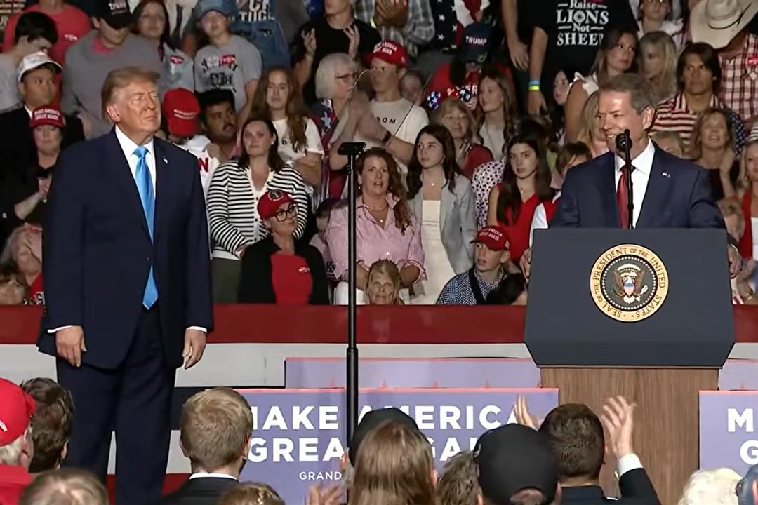 Trump 'turns into centaur' with odd pose igniting fears 'something's wrong'
