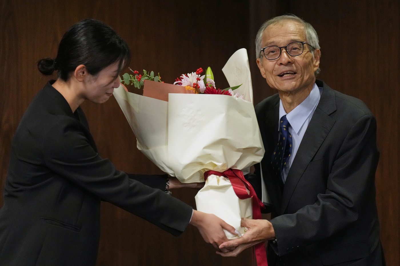 Scientists win chemistry Nobel for discoveries about mirrored molecules ...