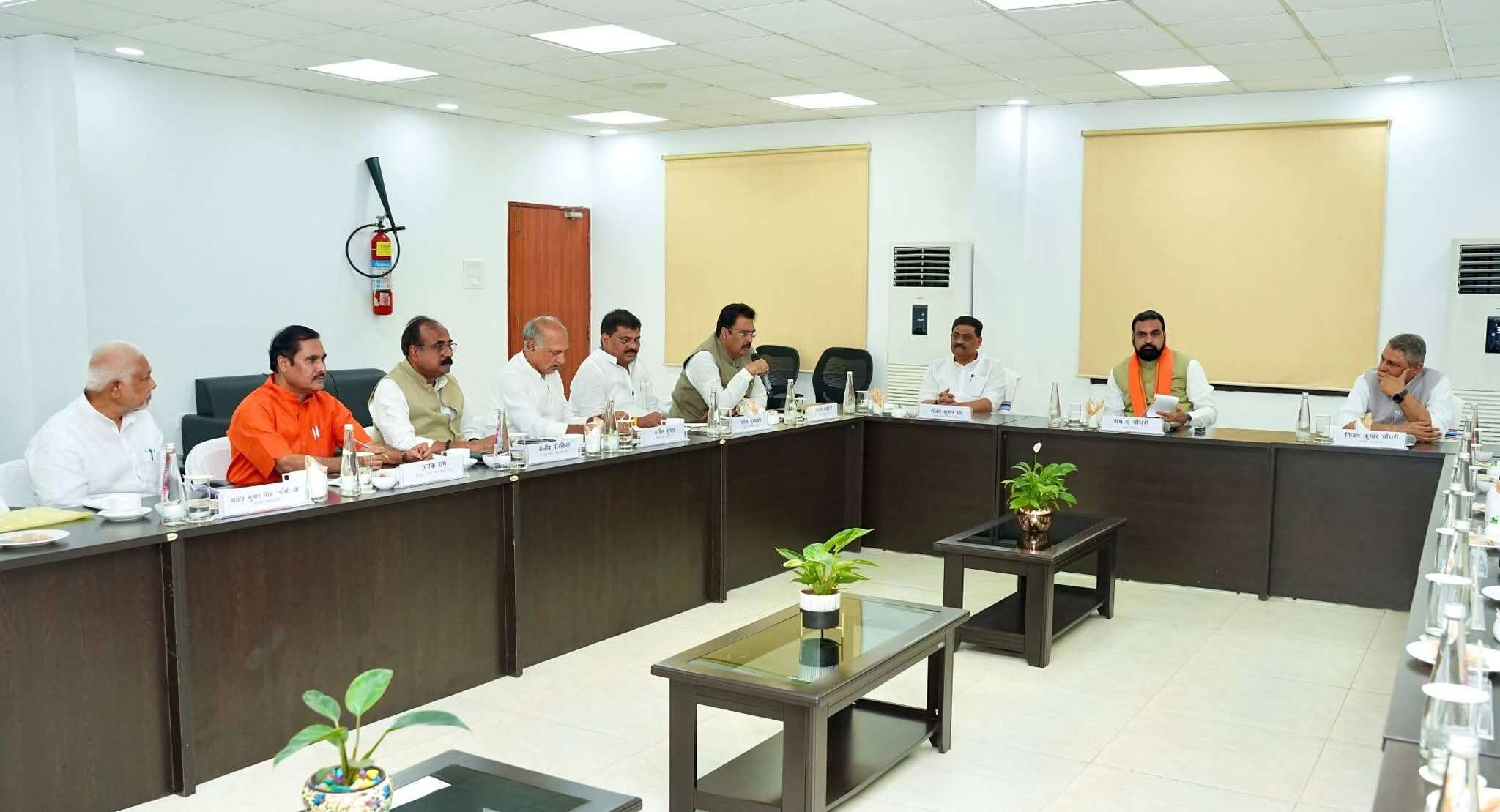 CM meets NDA netas, discusses strategy for Oct 23 council polls
