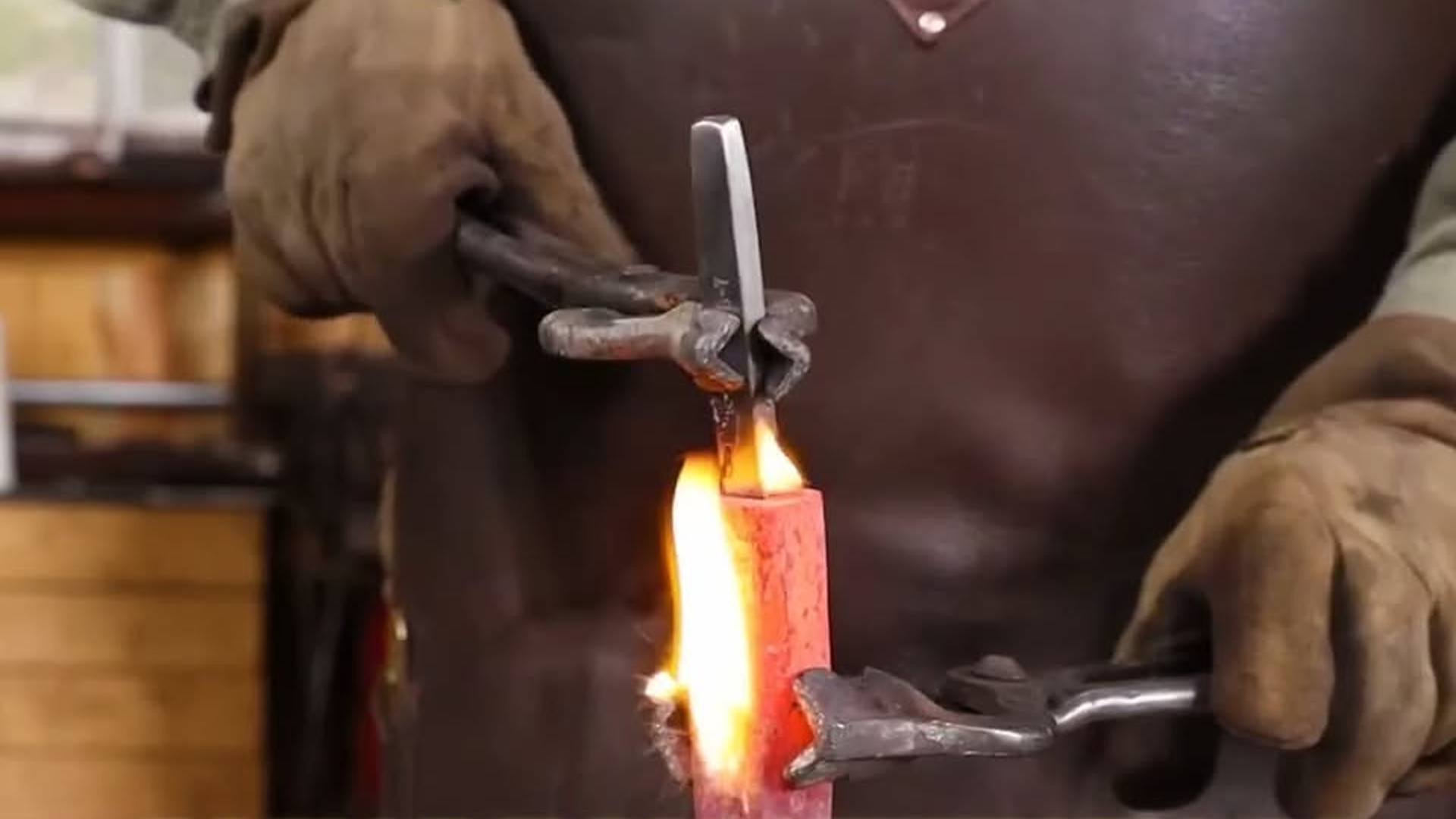 Forging a slitting chisel