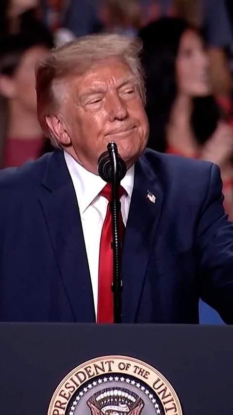 Trump throws insults at rally protestors as he tries to keep cool
