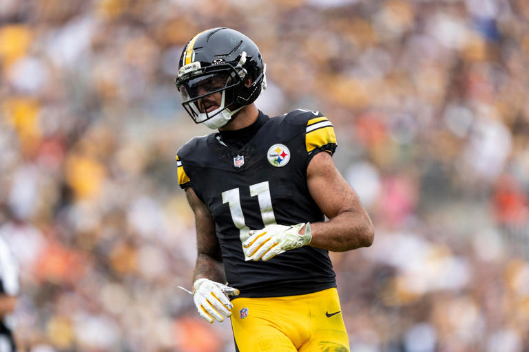 Steelers WR Michael Pittman Jr. spotted using scooter after aggravating ...