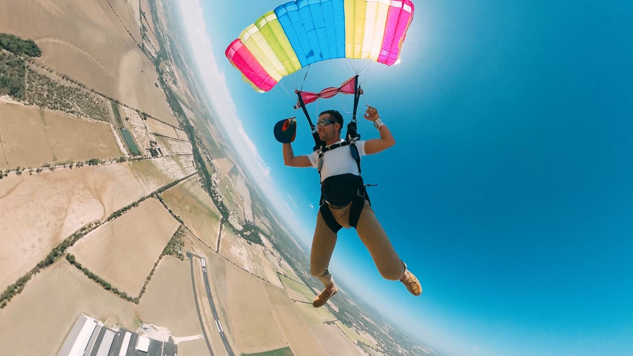Skydiver retrieves lost hat during free fall in Texas jump