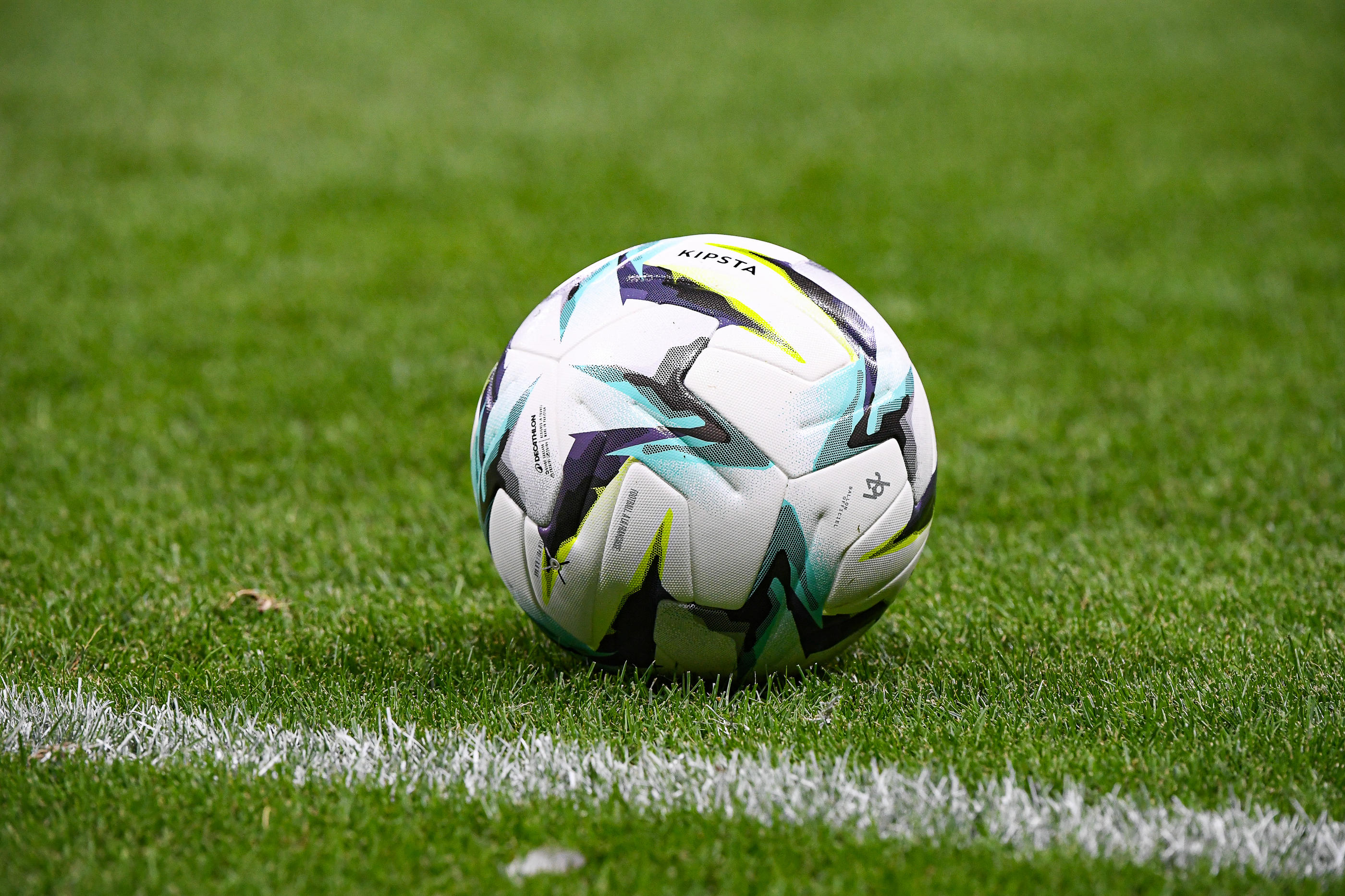 Football : un arbitre pourchassé et frappé par des supporters déchaînés ...