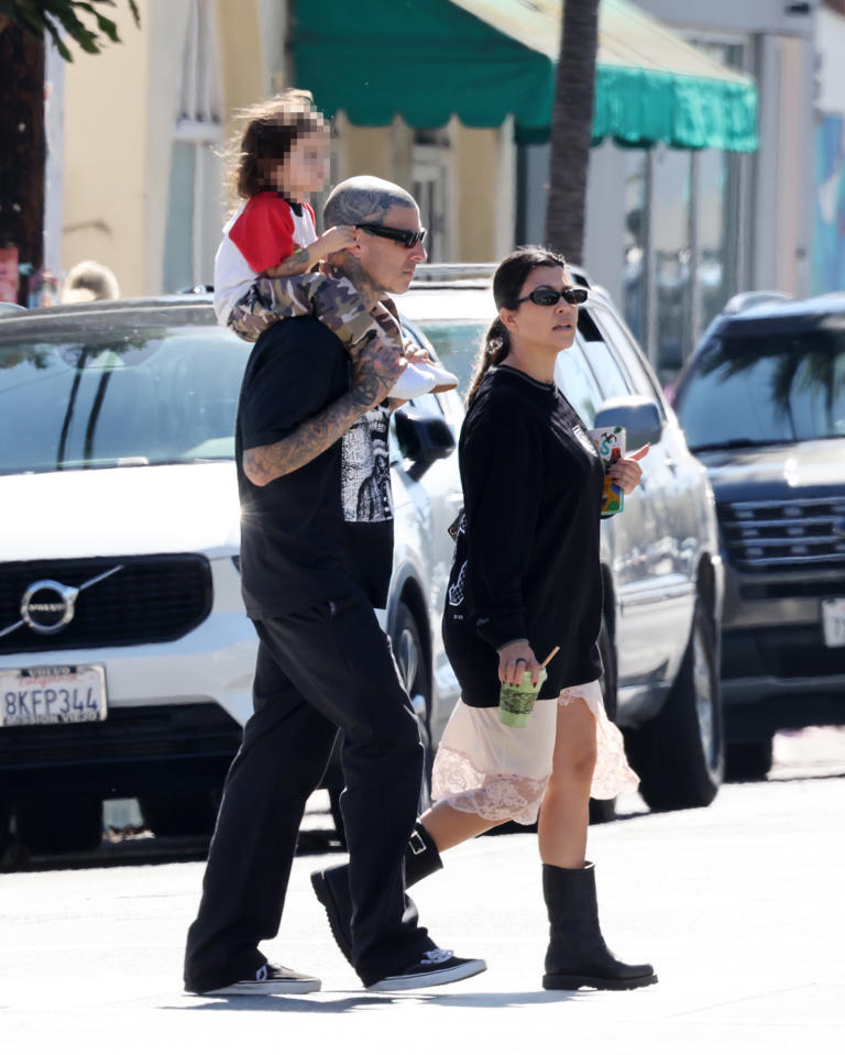 Travis Barker shares concerning hospital bed photos as wife Kourtney ...
