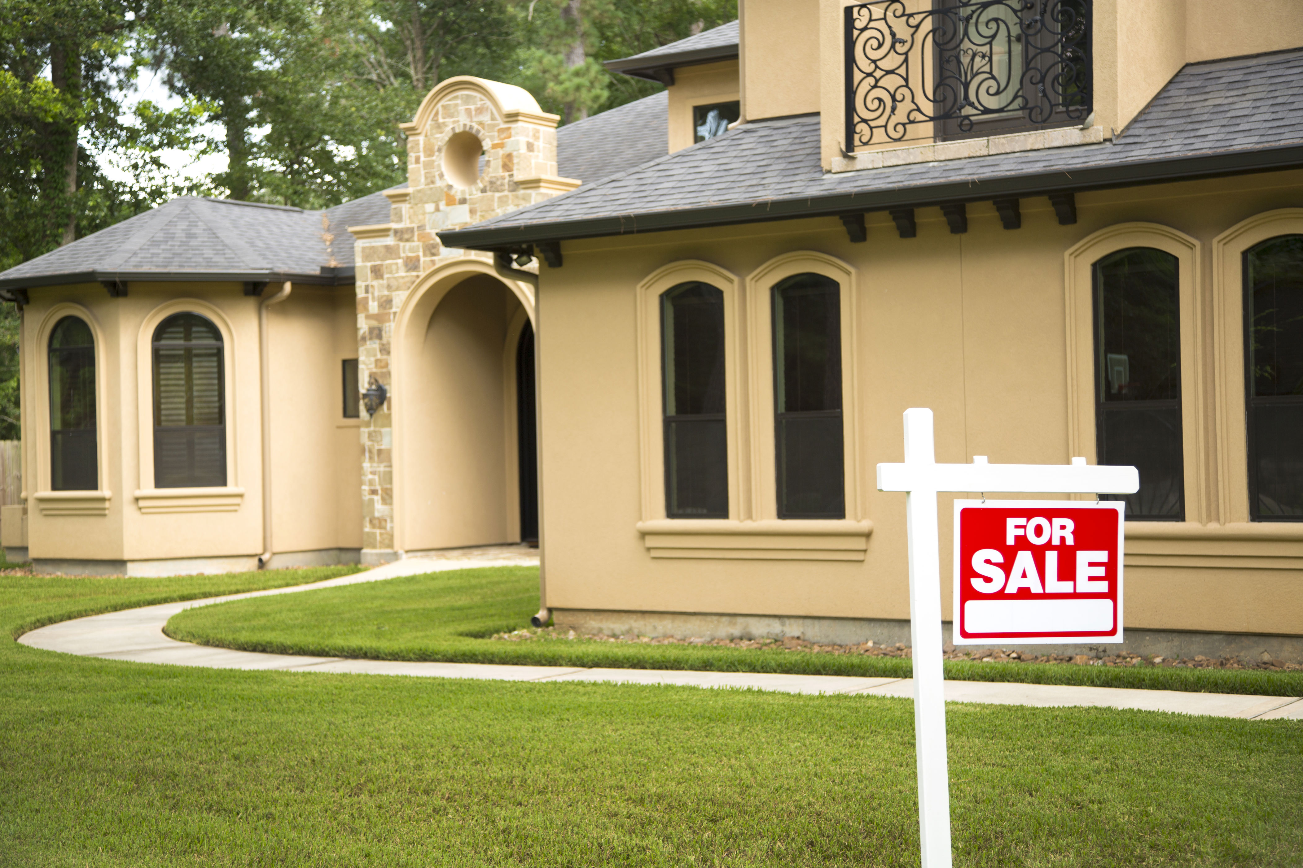 Zillow costs less than $28 a share. Here's why I'd still not buy one.