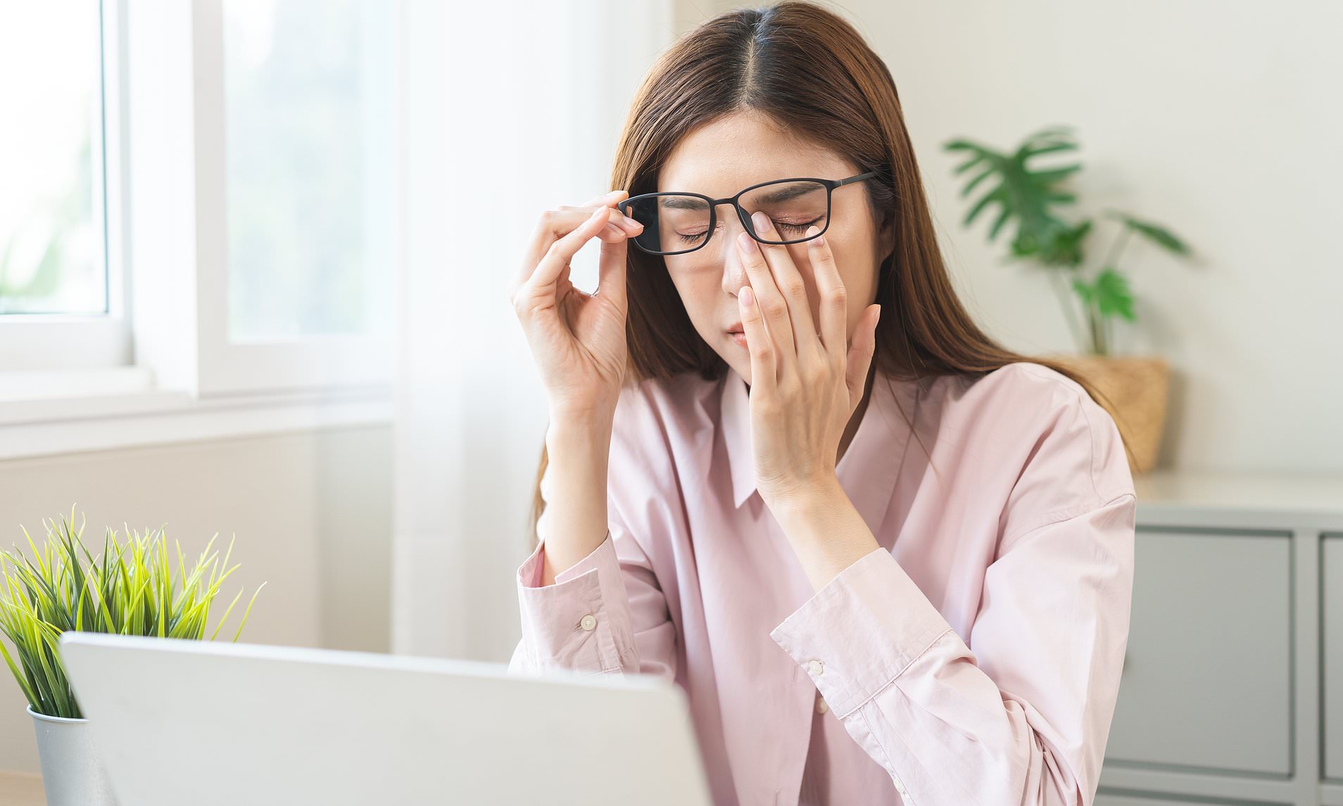 The 'brilliant' dry eye drops shoppers swear completely stops red tired eyes is on sale for just £12