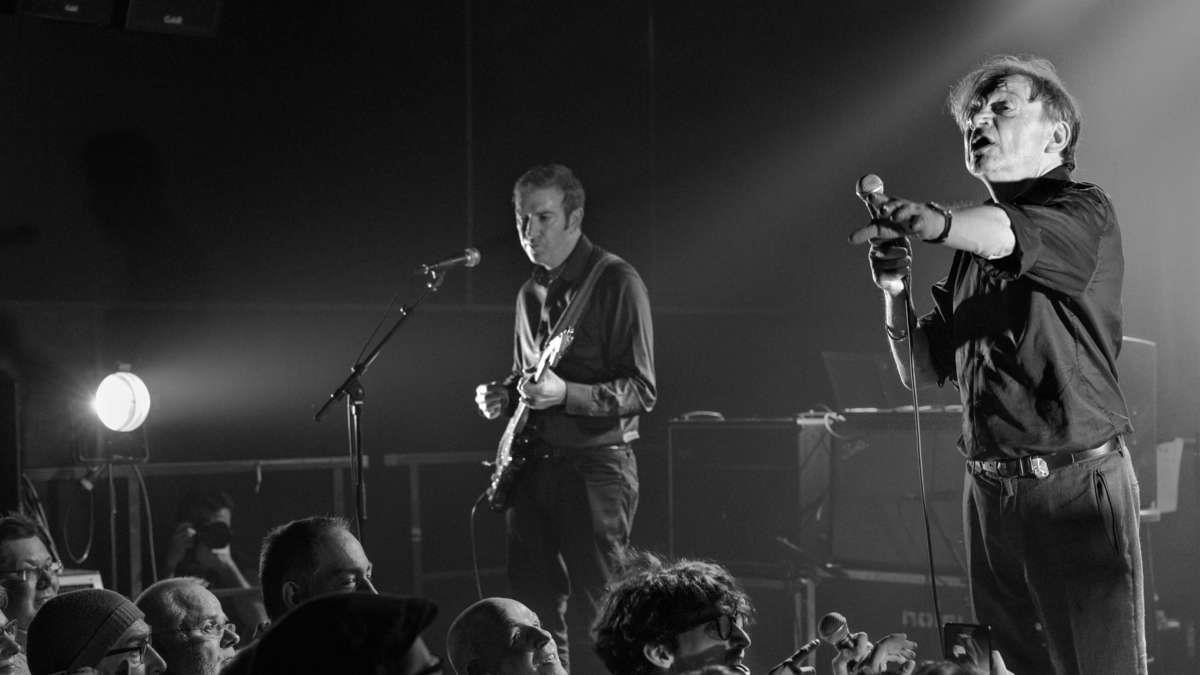 The Fall mit „Post Script“: Seltsam über-lebendig