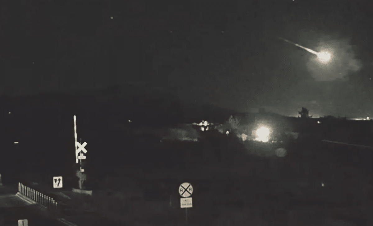 A mysterious green object blazed across Arizona before fragmenting in ...