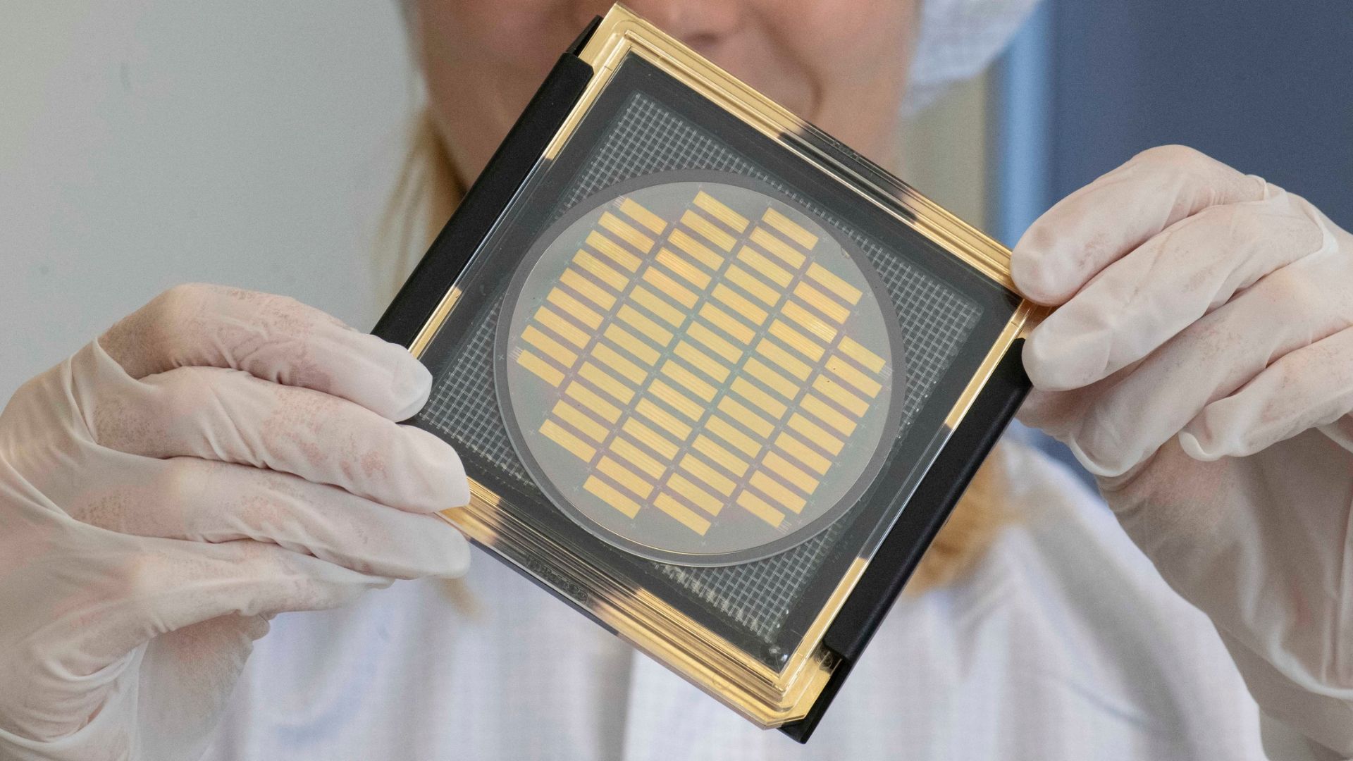 Silicon photonic chips gain multiple light functions with ultrathin ...