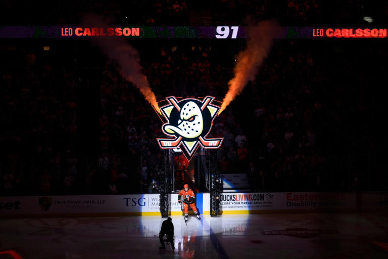 Ducks’ Leo Carlsson has message for doubters after $90M Flyers offer ...