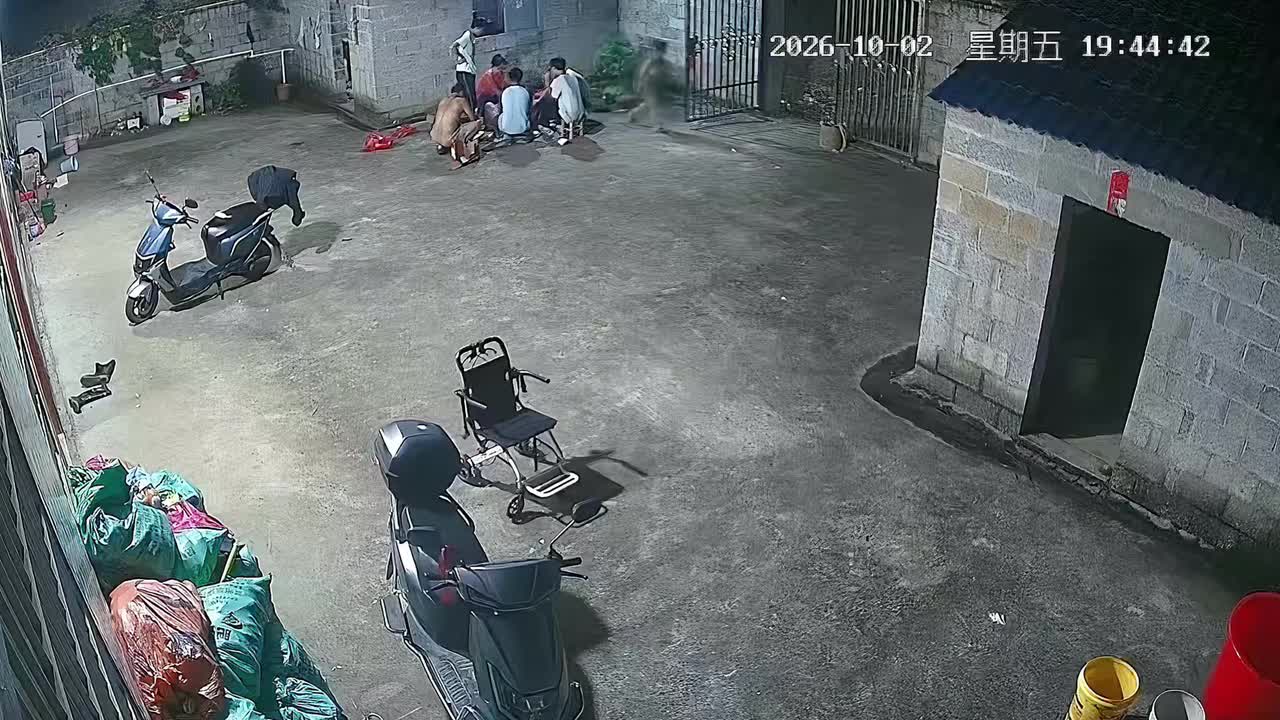 Sudden fire flare startles men during outdoor barbecue in Guangxi, China