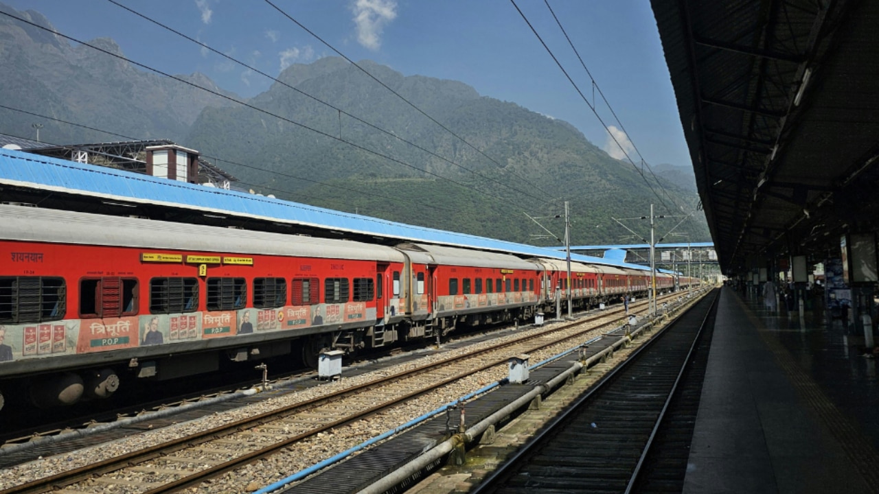Keralam landslide derails Bilaspur-Tirunelveli express, several trains ...