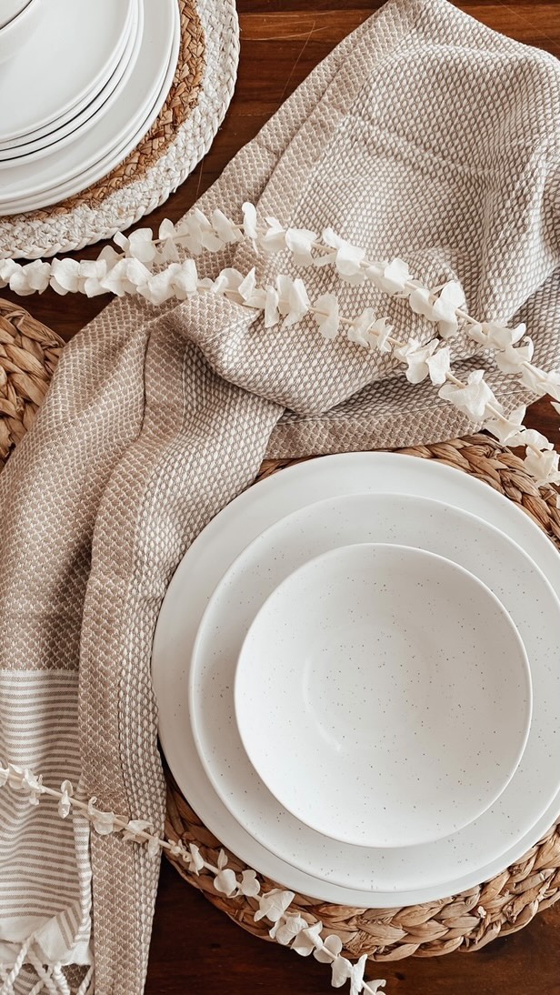 Neutral tablescape styling for everyday dining spaces