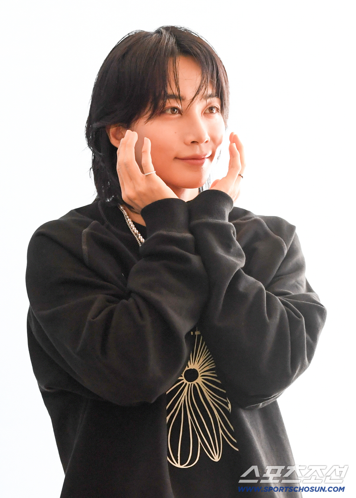 Seventeen's Jeonghan strikes a flower pose