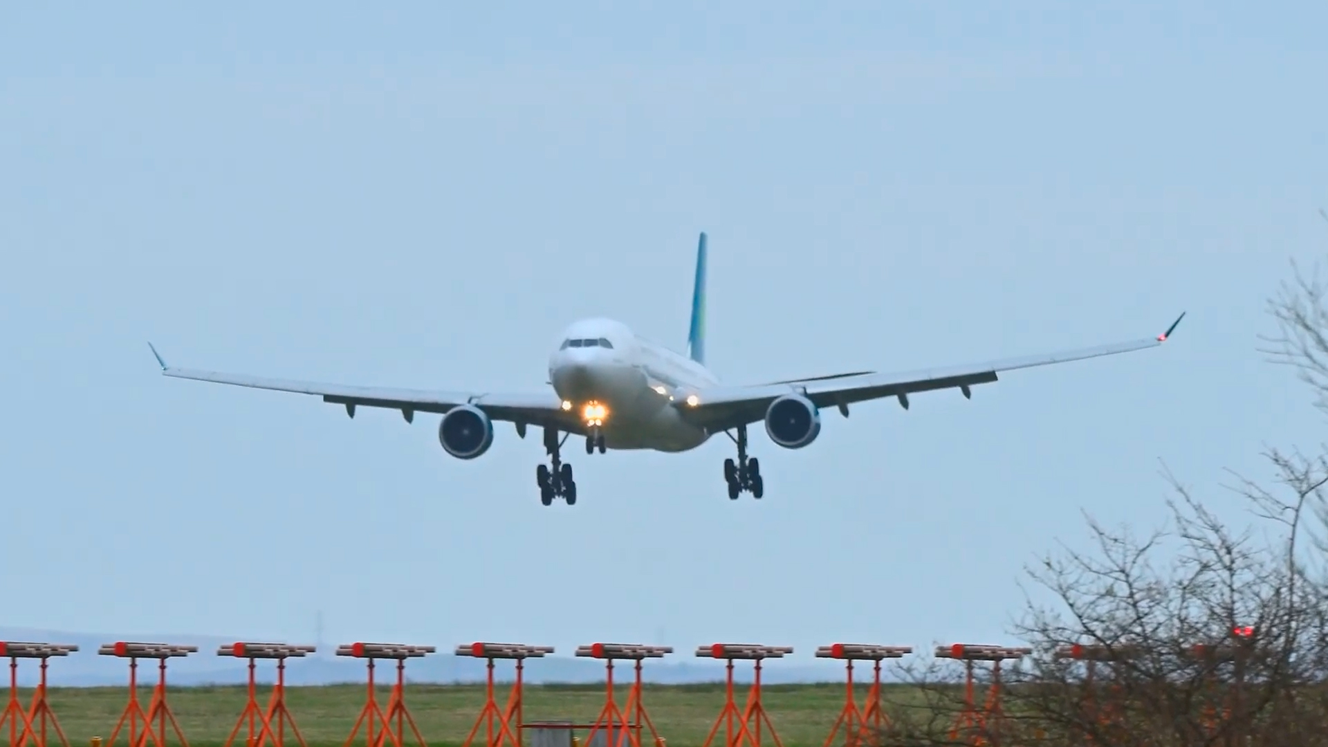 Unusual A330 thrust moment caught on camera