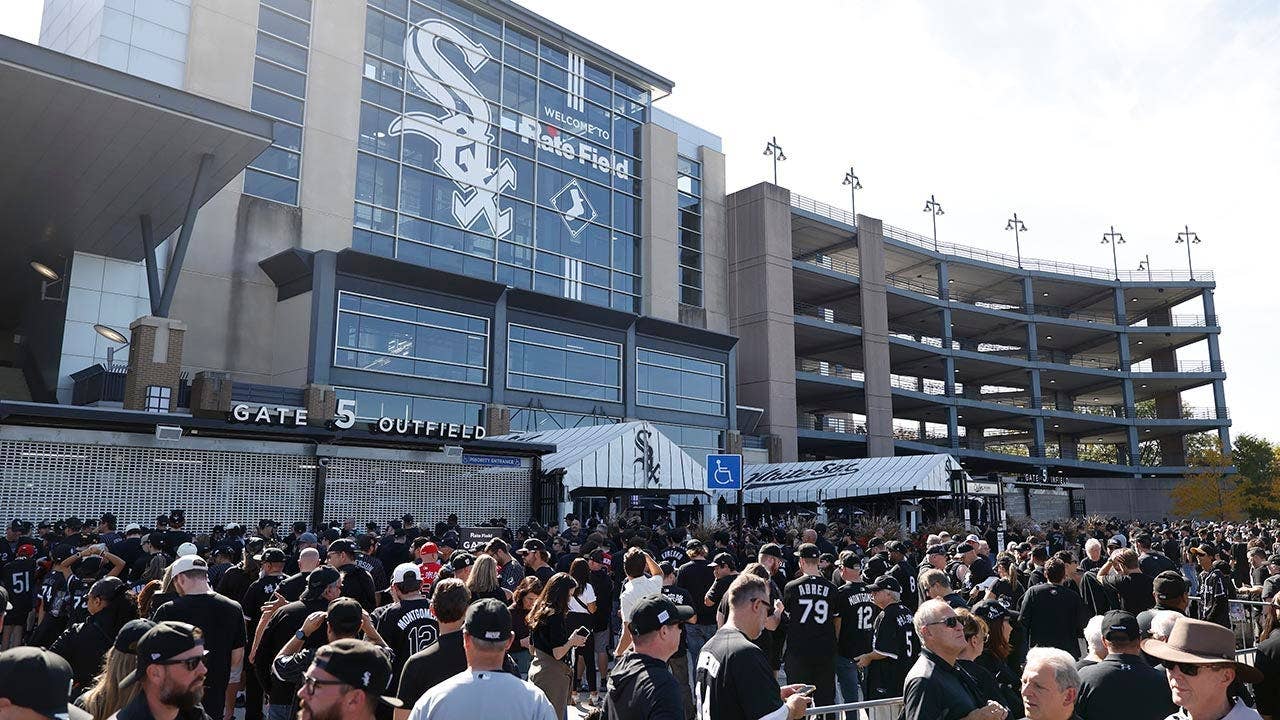 White Sox anger fans with lame first pitch pick for ALDS Game 3 after ...