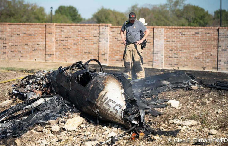 Pilot dies in fiery Fort Worth plane crash near Hicks Airfield, Bonds ...