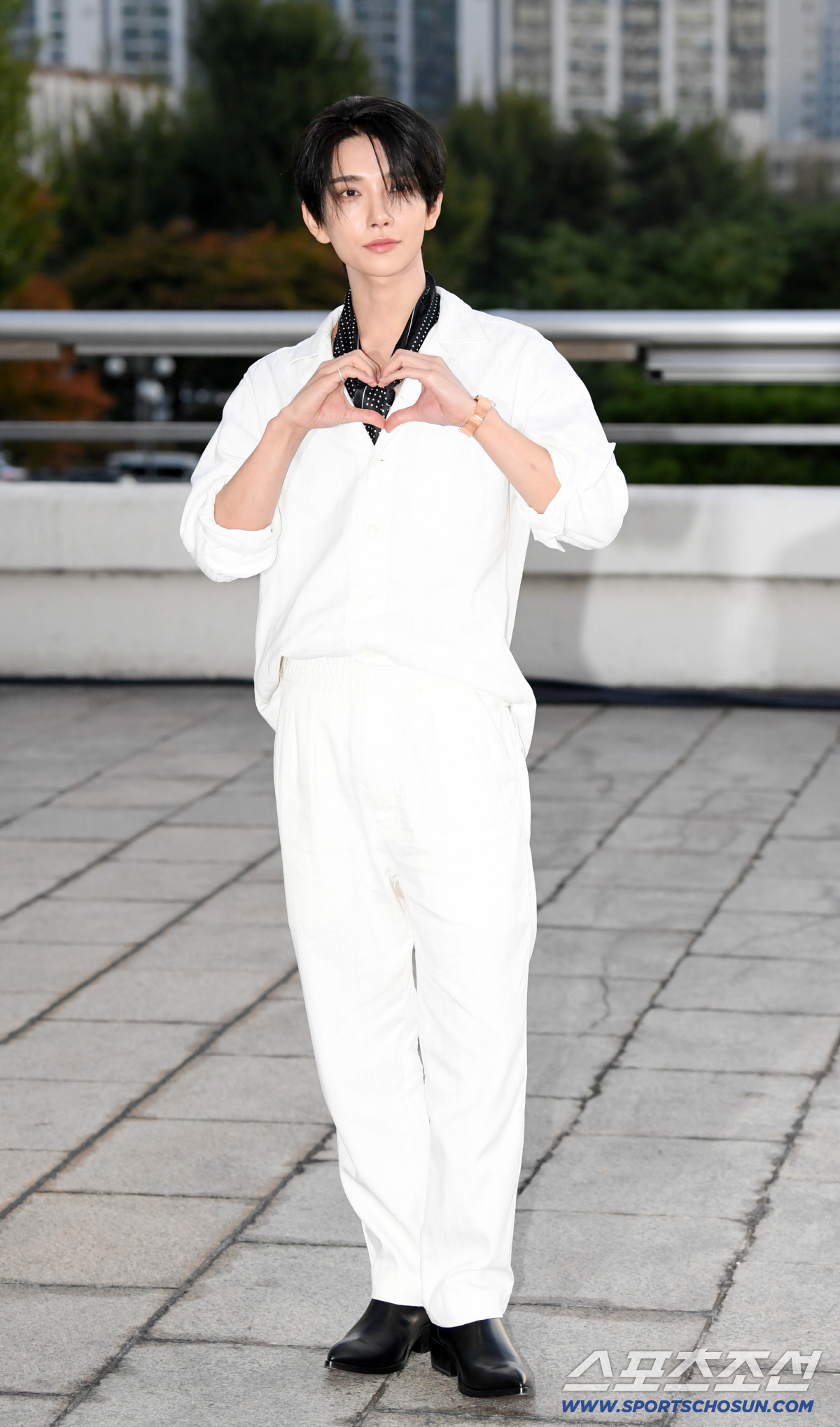 Seventeen’s Joshua makes hearts flutter