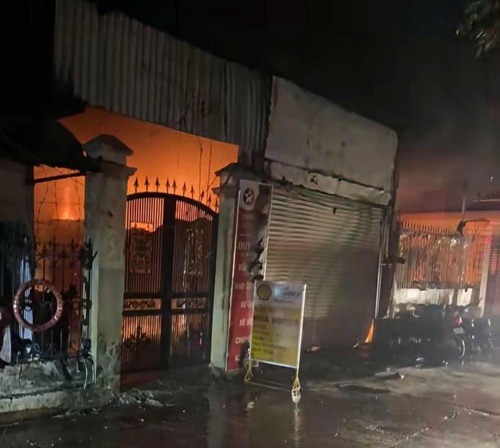 Cháy nhà sửa xe ở Hà Nội, nghi có người mắc kẹt