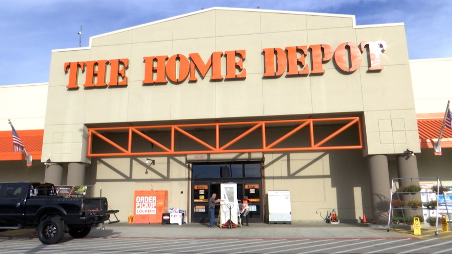 Mobile hardware stores fill up as Isaias approaches