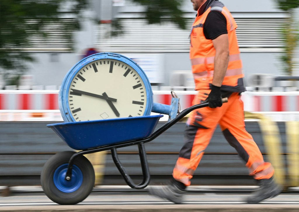 Mehrarbeit nach Feierabend: Wann Ihr Chef die Minuten bezahlen muss