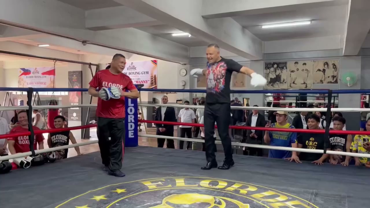 Polish President Nawrocki trains with Manny Pacquiao during Philippines ...