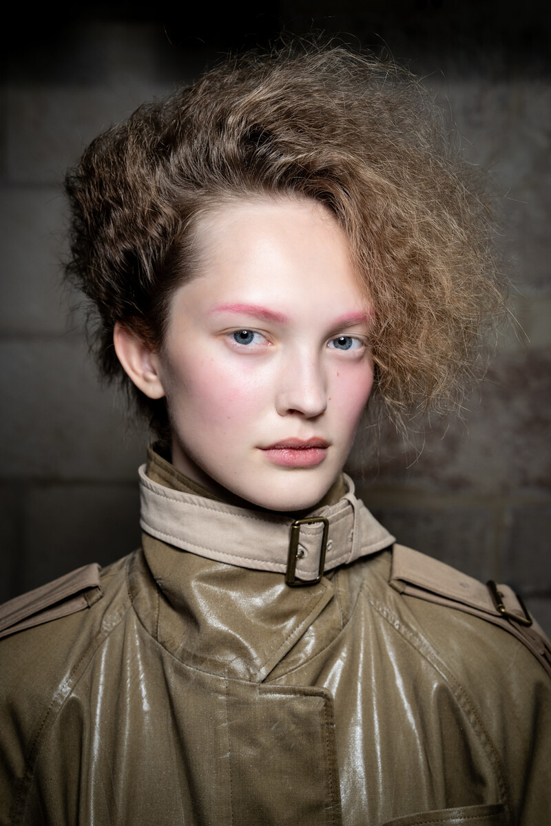 La vie en rose: Parigi rilancia la moda del trucco e dei capelli rosa
