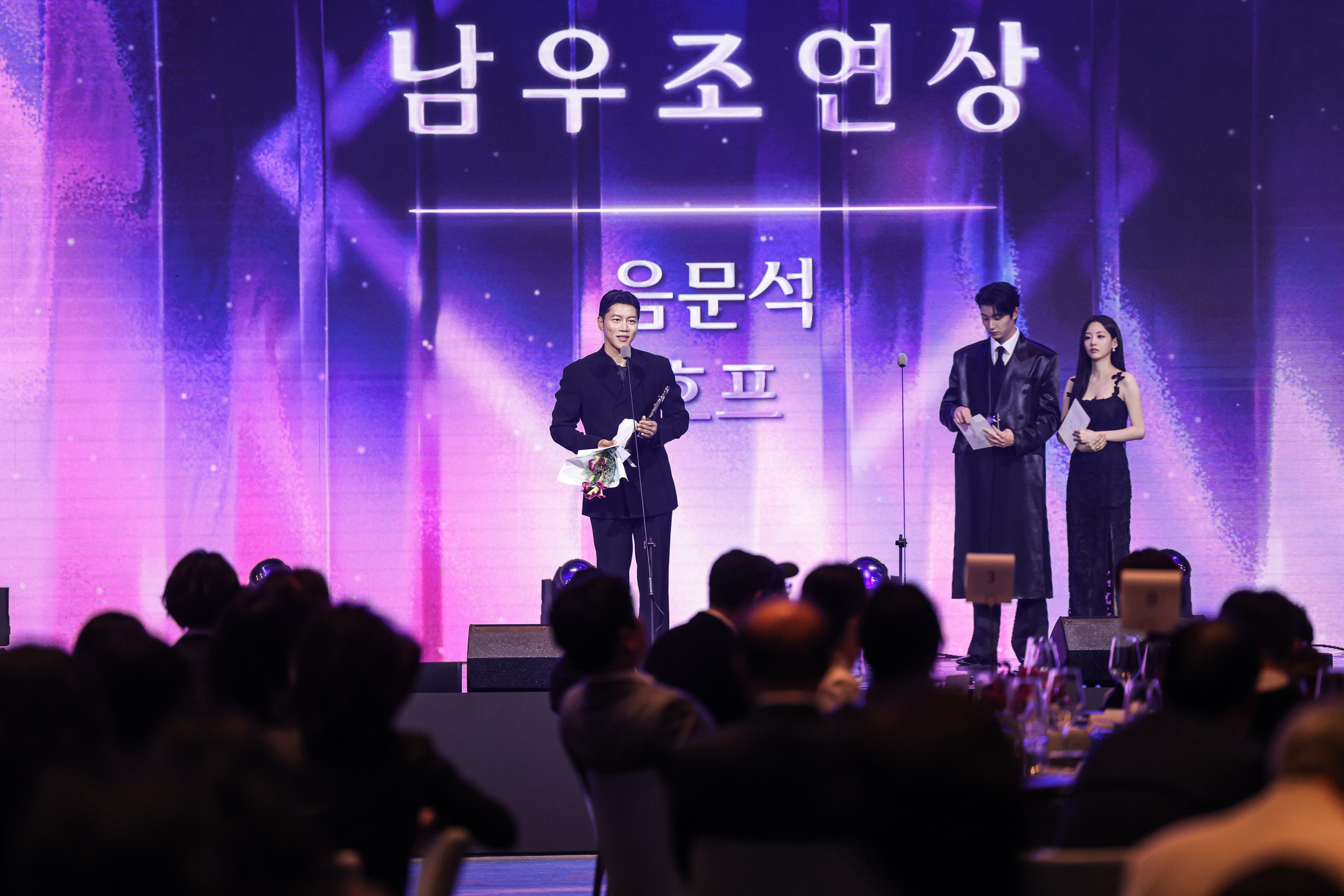 Hope wins five awards at Busan Film Festival