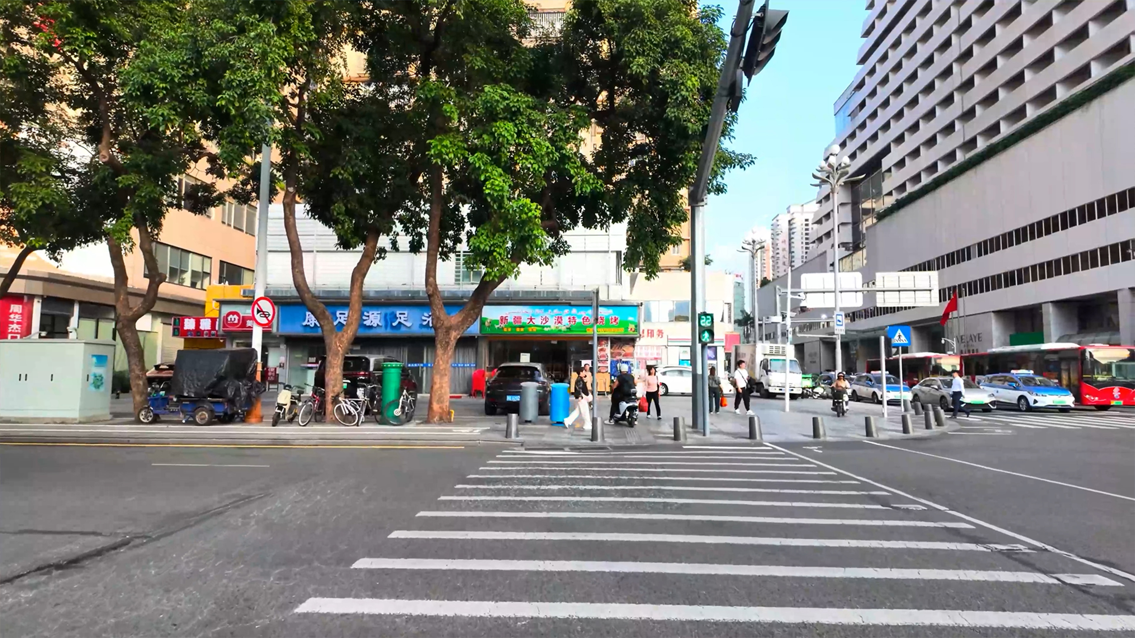 Een brede voetgangersoversteek loopt dwars door deze straat in China