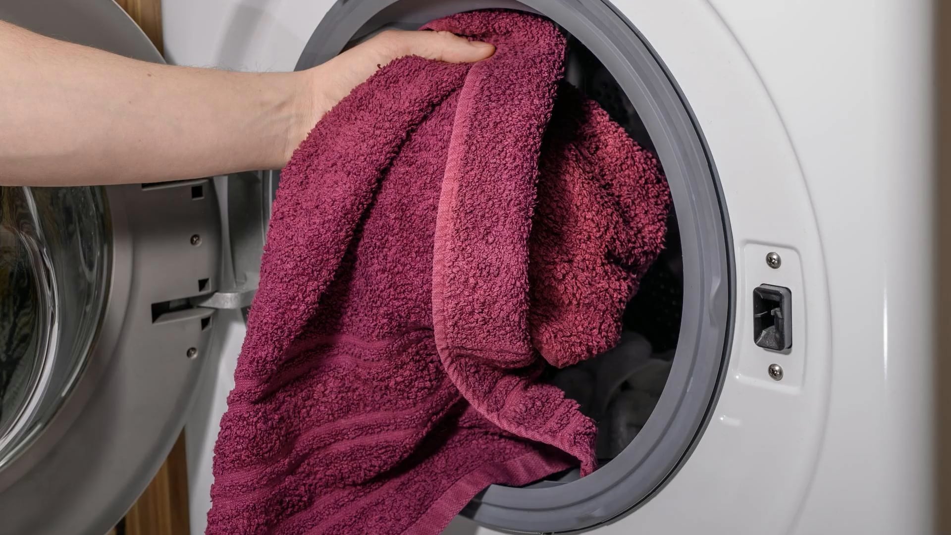 Washing bath towels often enough? The unseen germ risk